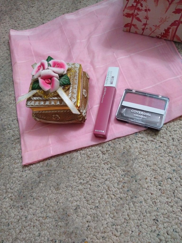 Jewelry Box + 2 Free Gifts Nice