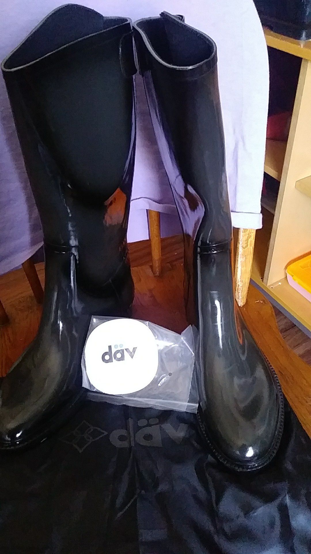 Great rain boots! Size 10. w/a bag