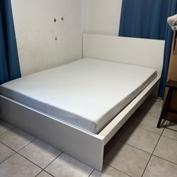 White Queen bed with mattress. Cama blanca con colchón