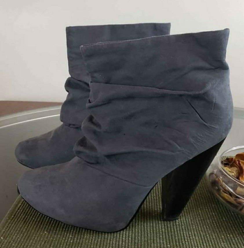 Chinese Laundry Gray Suede Boots - 10