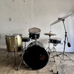 Full Drum Kit (Sound Percussion, Evans, Aquarian) 