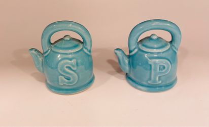 Vintage and so cute! Tea kettle shaped salt/pepper shakers
