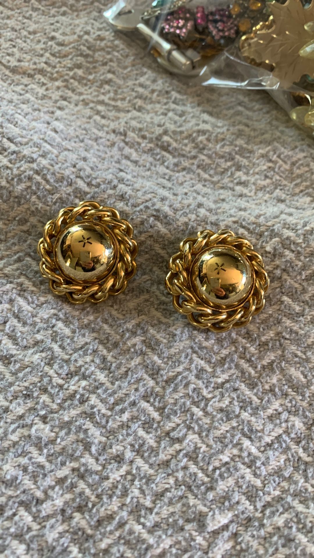 Vintage Chunky Ciner Round Halo Chain Gold-tone Clip-on Earrings