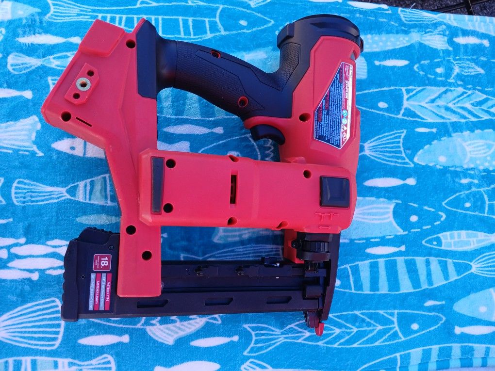 Clabadora Milwaukke 18v Brushless Fuel Para Grapas Saiz 18 Solo Herramienta