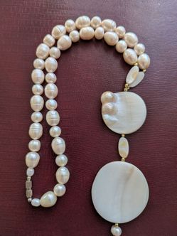 Freshwater Pearl Necklace with Mother of Pearl Pendant, brend new, 19" long.🎁