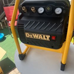 DEWALT 2.5 Gal. Portable Electric Heavy Duty 200 PSI Quiet Air Compressor
