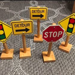 Five 9“ Wooden Street Signs
