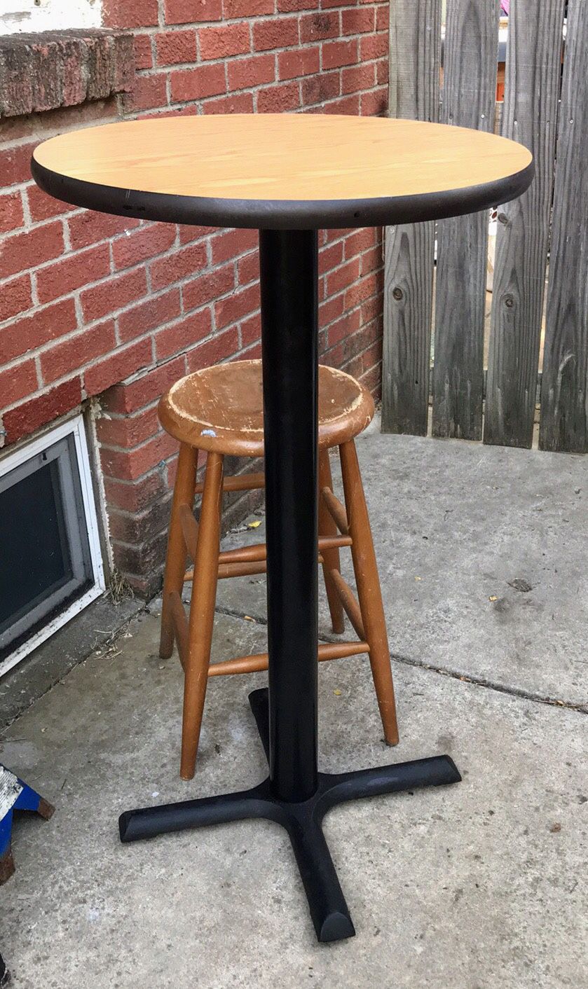 30” Round Table With Black Base And Wood Grain Top