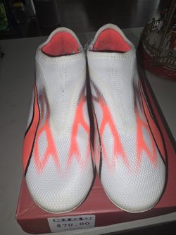 Boys Puma Soccer Cleats/Boots Laceless SIZE 4