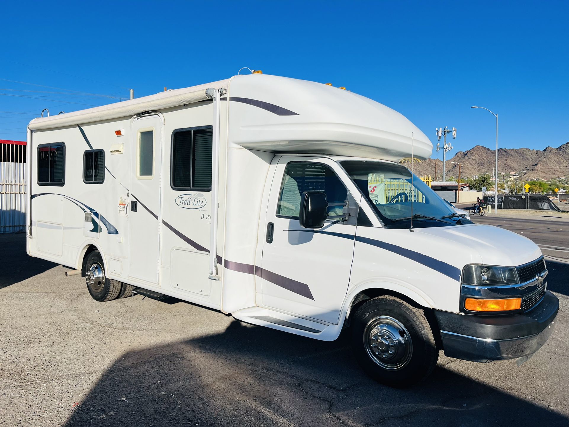 04 trail lite by R-vision 26ft class B plus rear bed low mile must see