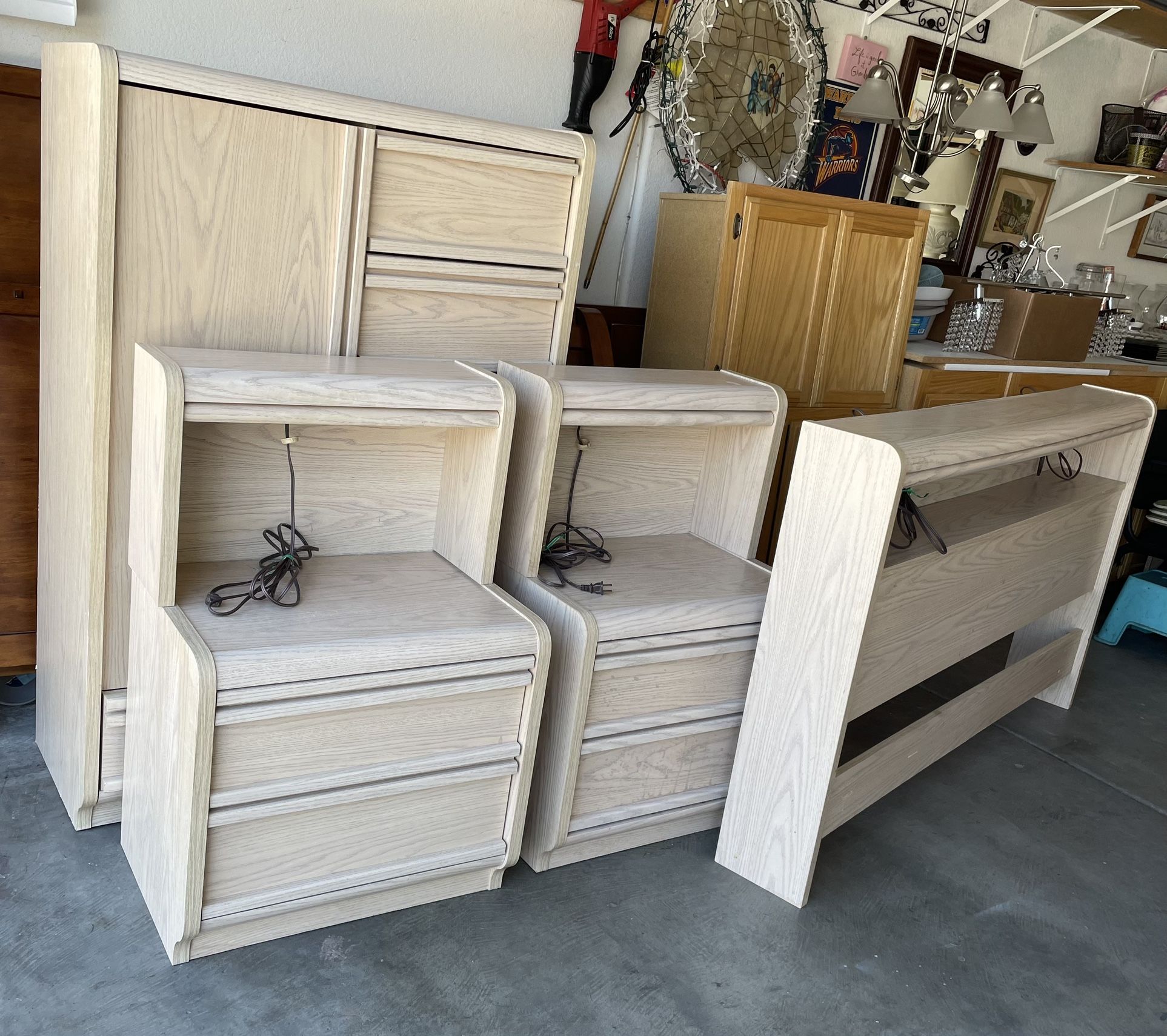 Vintage 4 Pcs Bedroom Set By Palliser, Dresser With 6 Drawers & Shelves, 2 Nightstands With 2 Drawers & Lights & Headboard With 2 Lights By Palliser