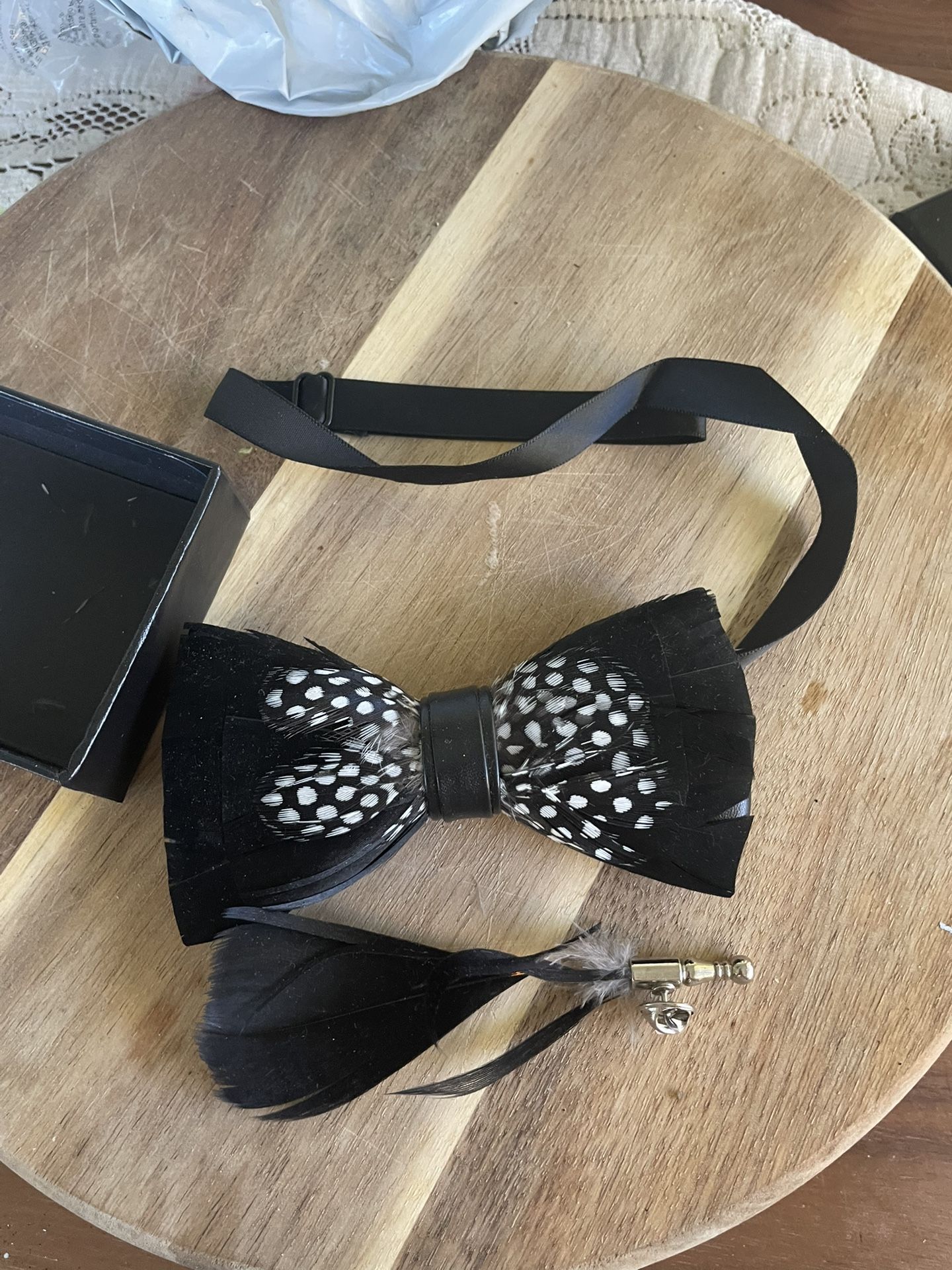 Handmade Feather Pre-tied Bow tie and Brooch Sets for Men Black/White