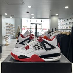 Brand New Jordan 4 Retro Fire Red size 8.5M