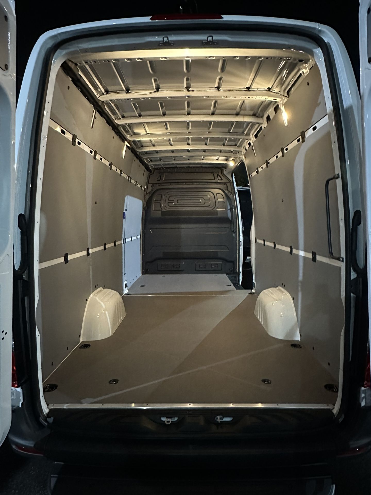 Particion+piso+paneles Mercedes Sprinter 170”