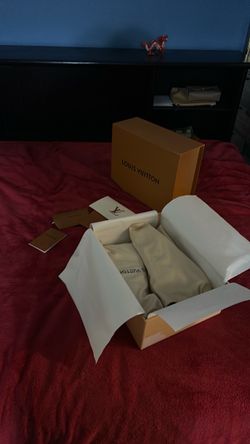 LV trainers black size 9.5 (43)