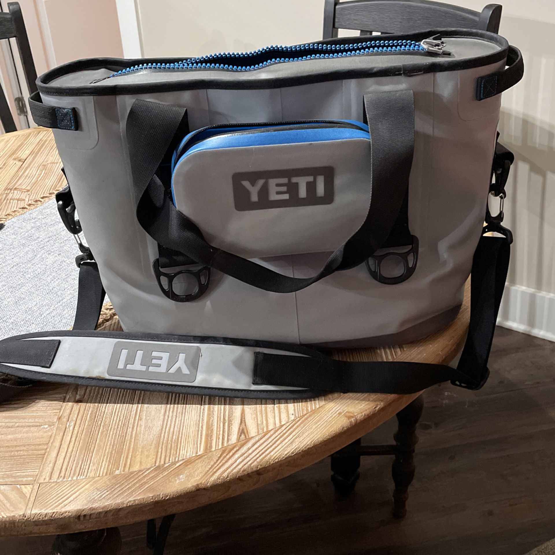 Yeti Hopper 20 (With Accessories)