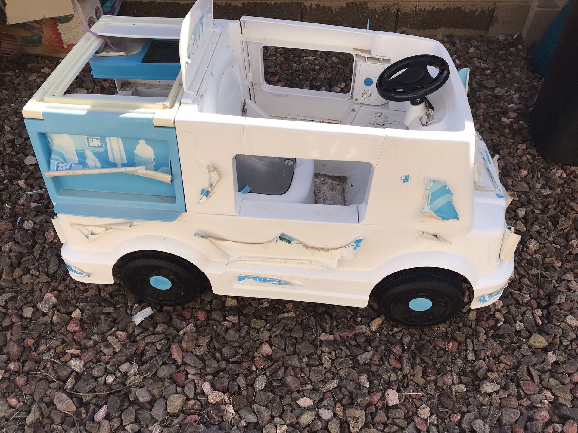 Kids ride on ice cream food truck