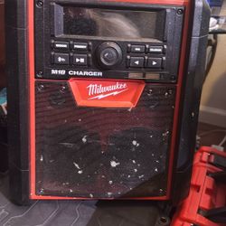 Milwaukee Radio Y Cargador 