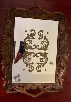 Ornate vintage gold mirrored butlers tray! Measures, 16” x 21”!