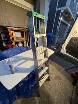 Durable aluminum stepladder has a 225 lbs load capacity.
