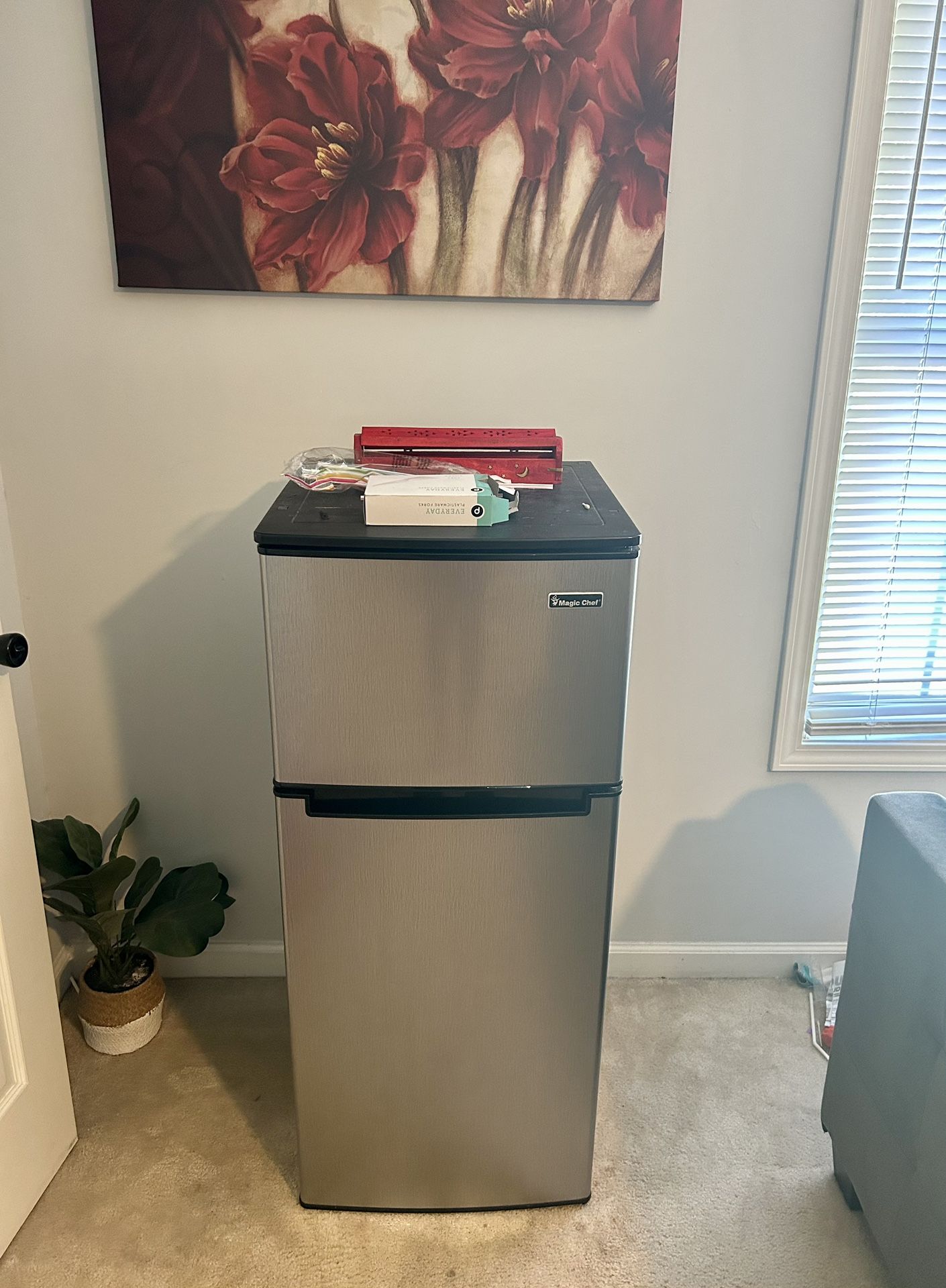 Magic Chef 7.5 Cu Refrigerator With Freezer