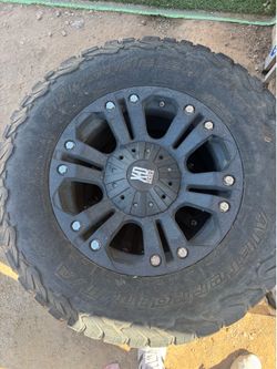 18 inch XD Series Wheels and 305 65 18 tires