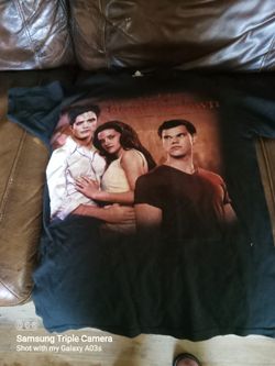 Twilight Saga Breaking Dawn Medium Tshirt Still Like New 