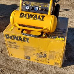 DEWALT
4.5 Gal. Portable Electric Air
Compressor 225 PSI
