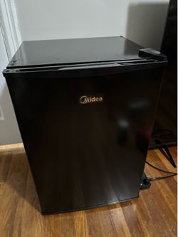 Mini fridge 2.7 cubic ft