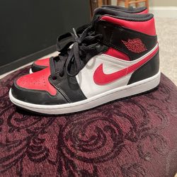 Jordan 1 mid size 8.5 lightly worn