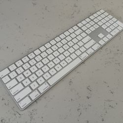 Apple Magic Keyboard with Numeric Keypad: Wireless, Bluetooth, Rechargeable