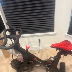 Exercise bike ( 2020 peloton )