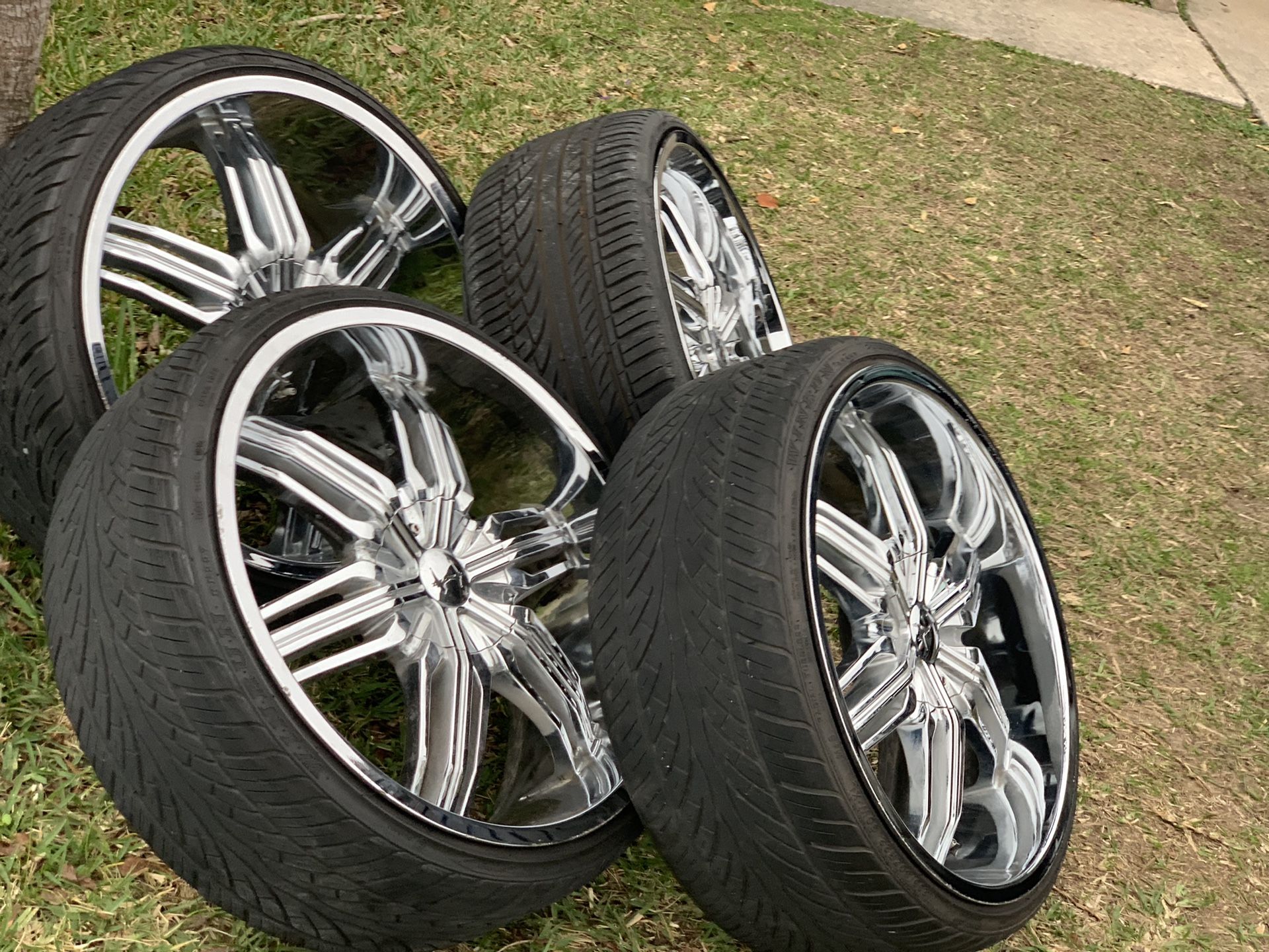 22 inch rims universal 5 Lug Asking $500 for Sale in Houston, TX - OfferUp