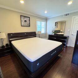 California King Bedroom Set – Excellent Condition (Mattress Included)