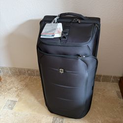NWT Victorinox Crosslight Luggage Duffel 2 Wheel Travel
