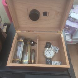 Cigar Box Handcrafted Humidor with Humidifier, Cedar Wooden Humidor Case 