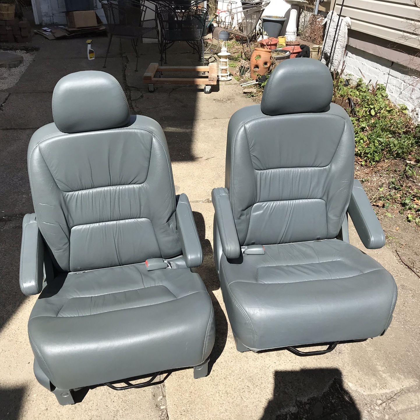 Honda Odyssey van middle seat captain chairs. Gray leather with no rips. In good condition! Pick up Only!