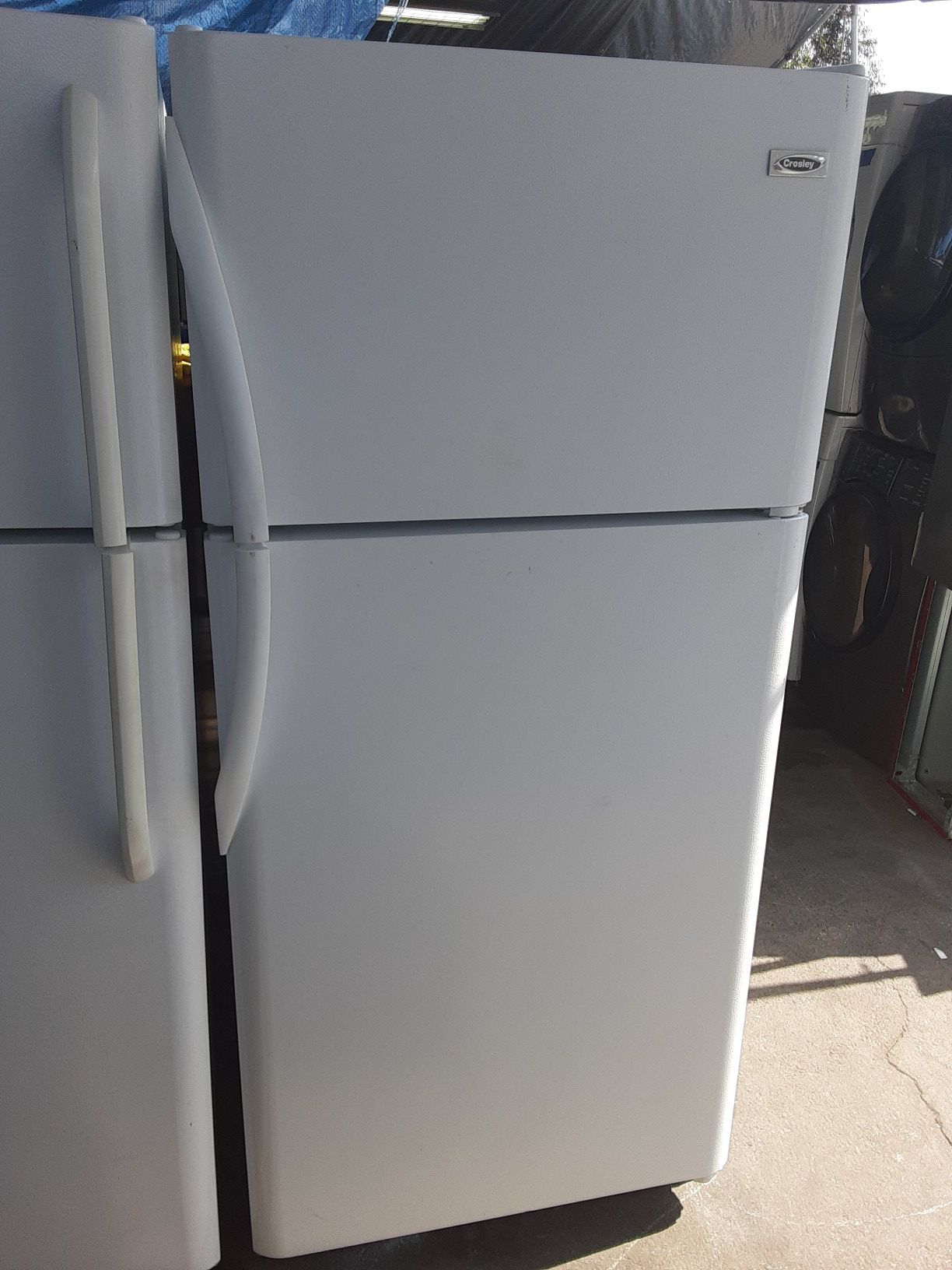 $265 Crossley white 18 cubic fridge includes delivery in the San Fernando Valley a warranty and installation