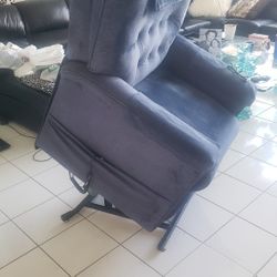 Lift chair by pride holds up 500 hundred pounds