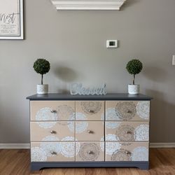 ✨Beautiful Solid Dresser✨