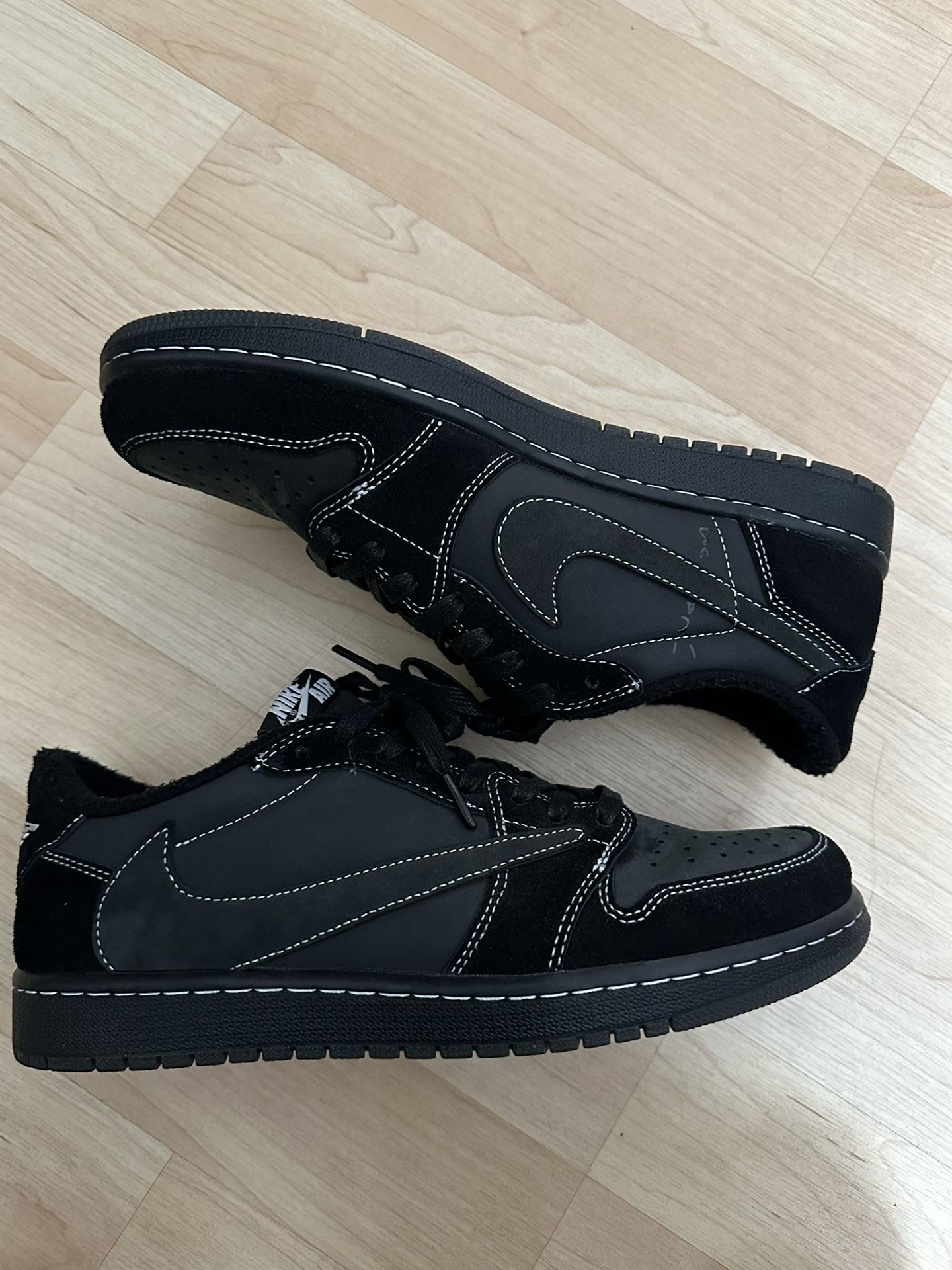 Travis Scott jordan 1 black phantom