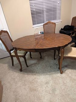 Beautiful table with 2 leaves