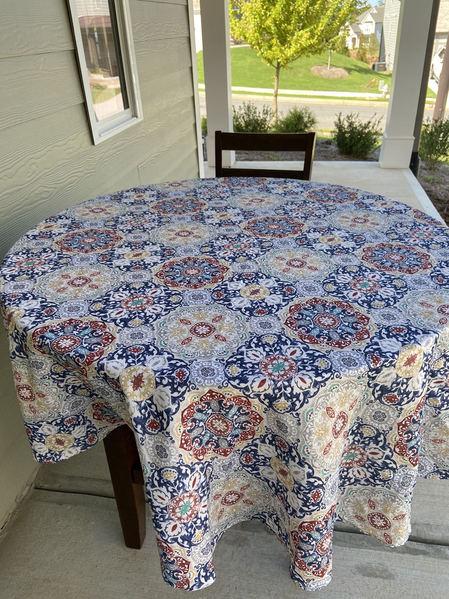 Round high breakfast table and 1 chair