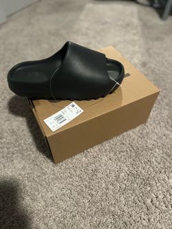 Yeezy Slides Onyx size 10 & 9