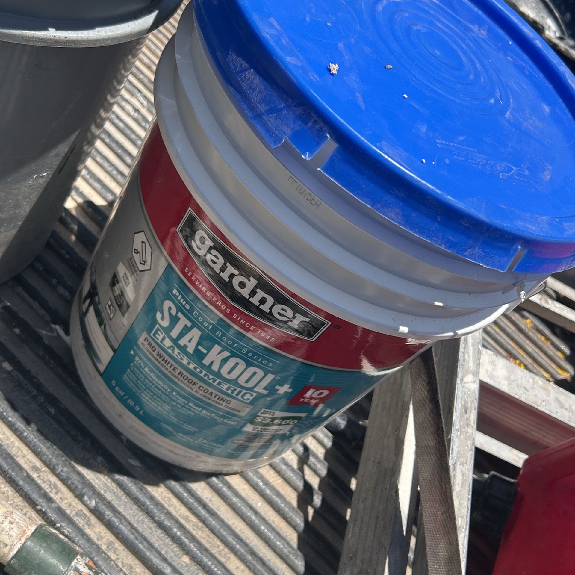 Roof Coating 9-10 GALLONS BRAND NEW FOR SALE 120$