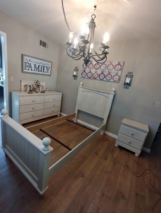 Girls 5pc Twin Bed set.