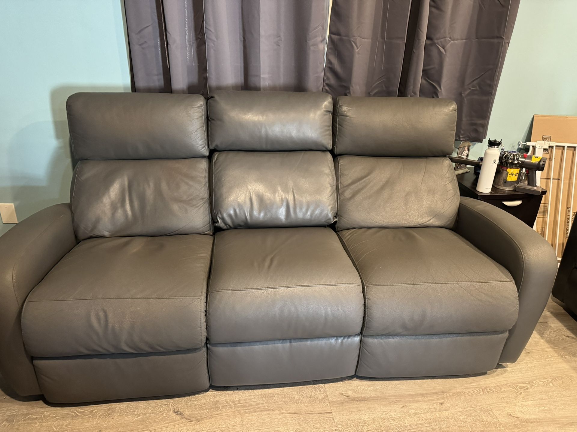 Reclining Couch W/USB Hook Up & Reading lights