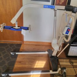 Invacare Reliant 450 Battery-Powered Lift with Opening Low Base