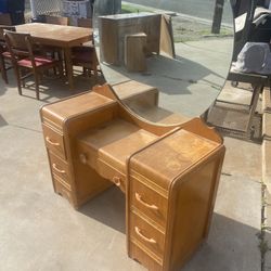 Vanity With Round Mirror