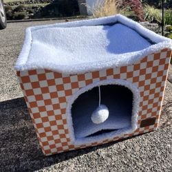 Like new, 2 Level Cat House
